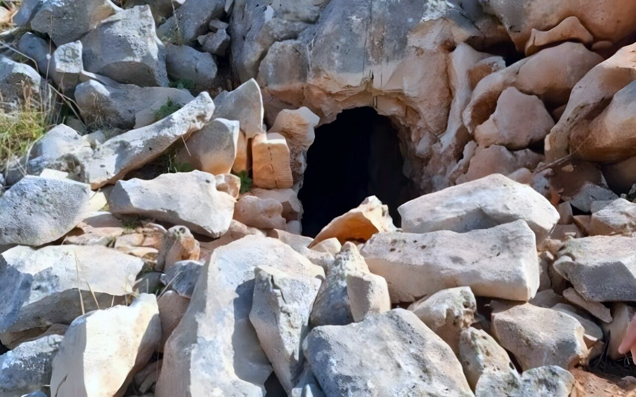 الجيش اللبناني يعثر على نفق في منطقة جبيل.. وينشر صورا