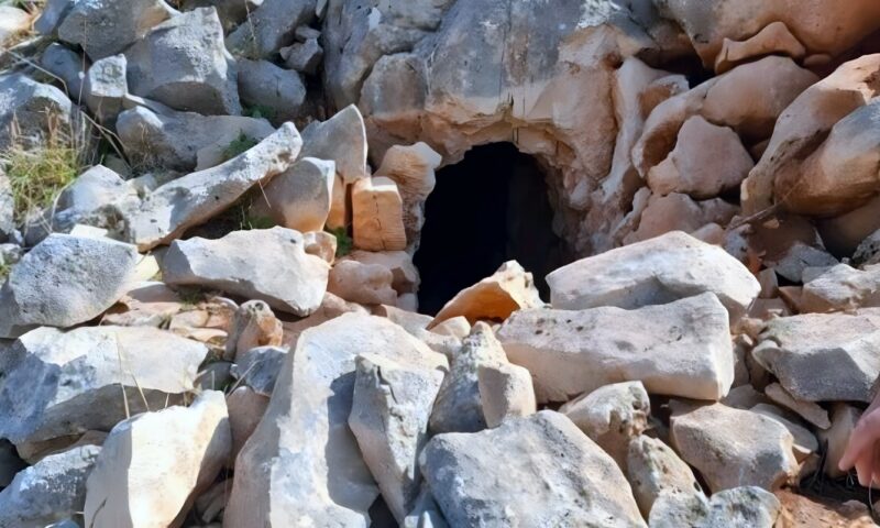 الجيش اللبناني يعثر على نفق في منطقة جبيل.. وينشر صورا