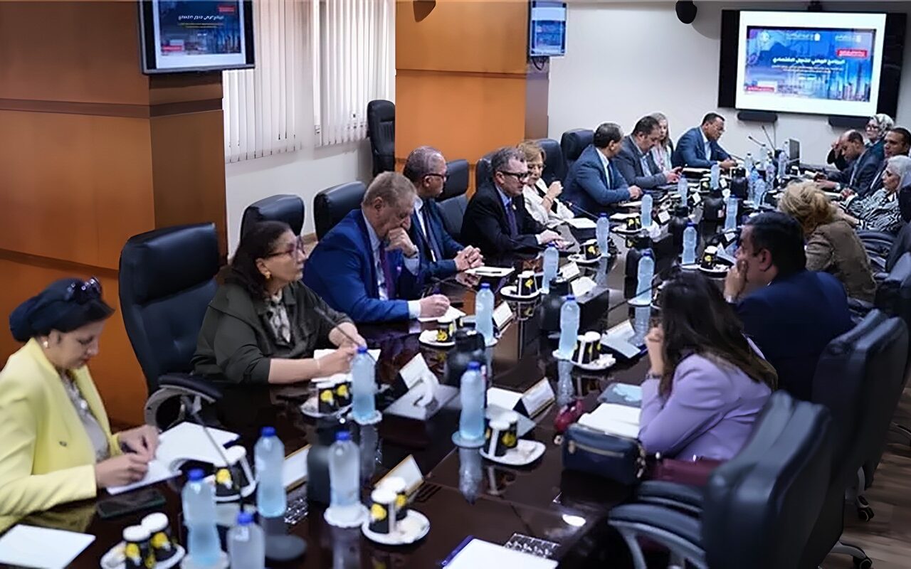 وزير التخطيط يستعرض مؤشرات أداء الاقتصاد وخطة التنمية الاقتصادية والاجتماعية مع كبار الخبراء والأكاديميين والبرلمانيين