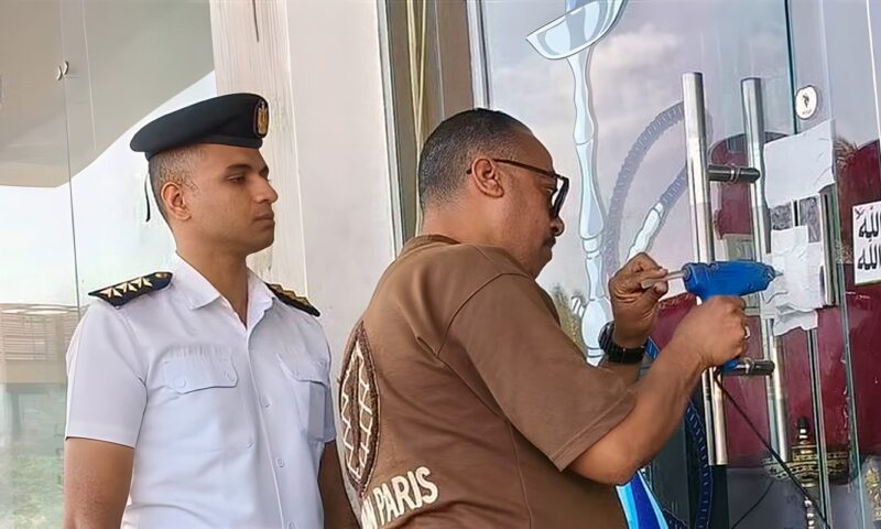 غلق وتشميع كافتيريا بالغردقة لمخالفة شروط الترخيص