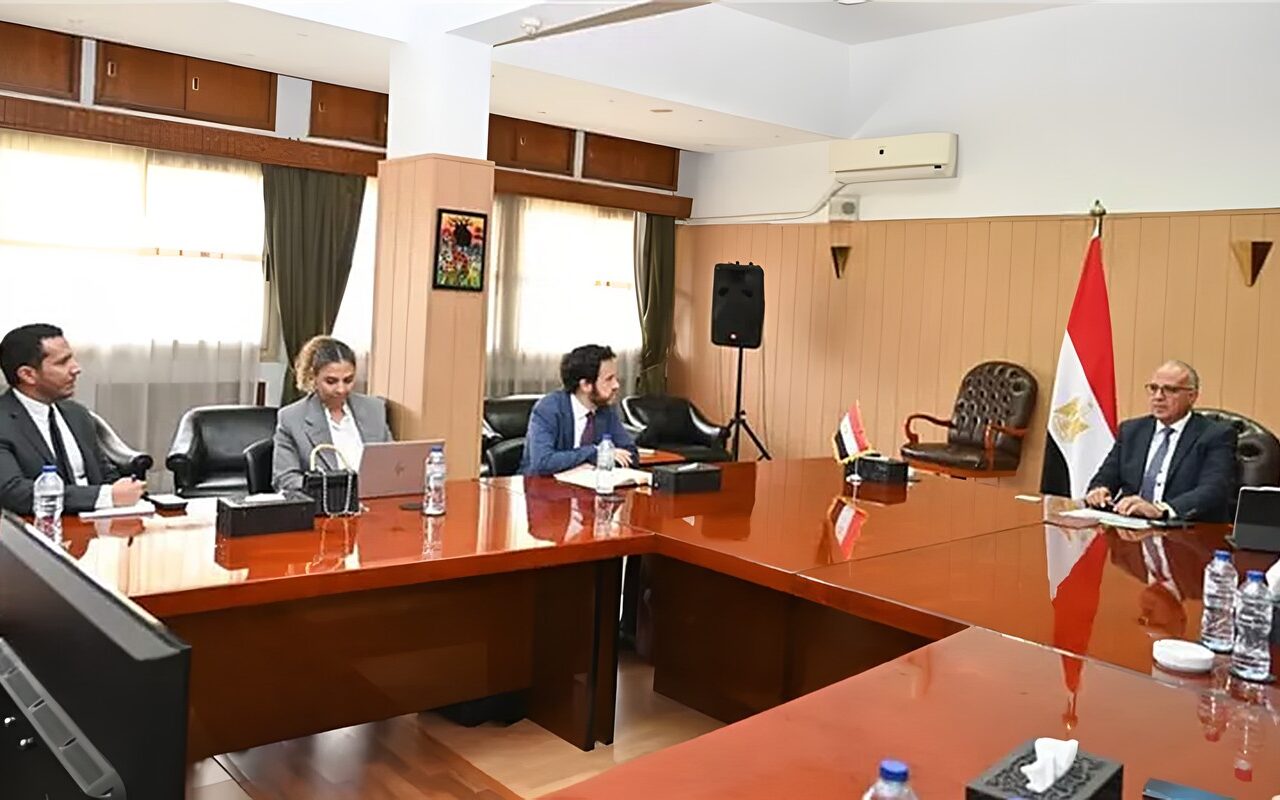 وزير والري يبحث مع نائب رئيس البنك الأوروبي لإعادة الإعمار والتنمية تعزيز التعاون في مجال حماية الشواطئ ومشروعات محطات الرفع