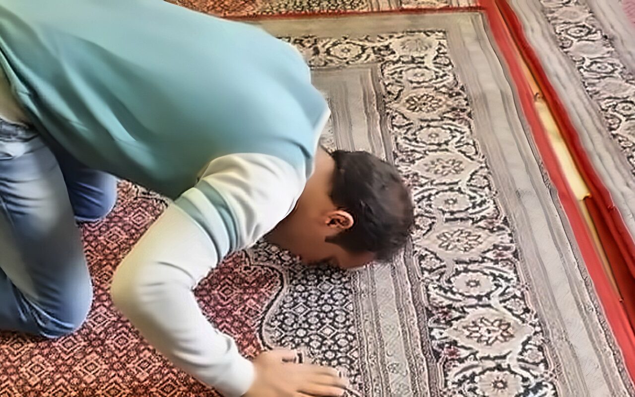 هل يجوز تأخير الصلاة بسبب العمل؟.. أمين الفتوى يوضح الحكم الشرعي