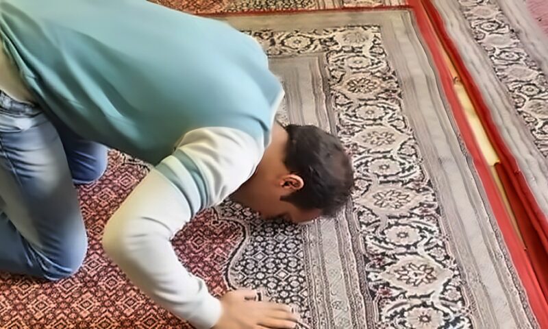 هل يجوز تأخير الصلاة بسبب العمل؟.. أمين الفتوى يوضح الحكم الشرعي