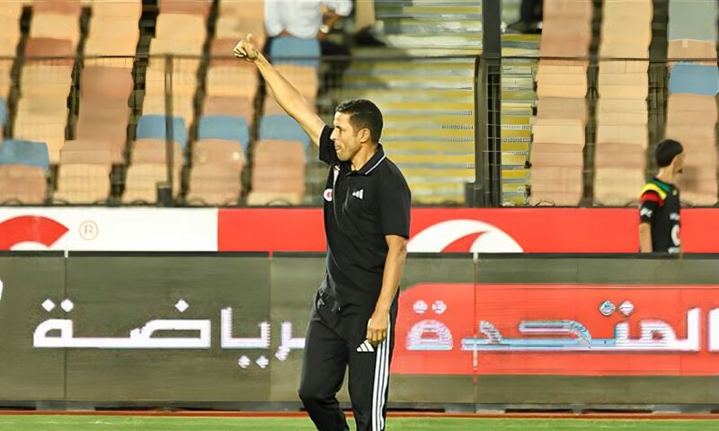 عموتة يراجع خطة القمة مع لاعبي الأهلي