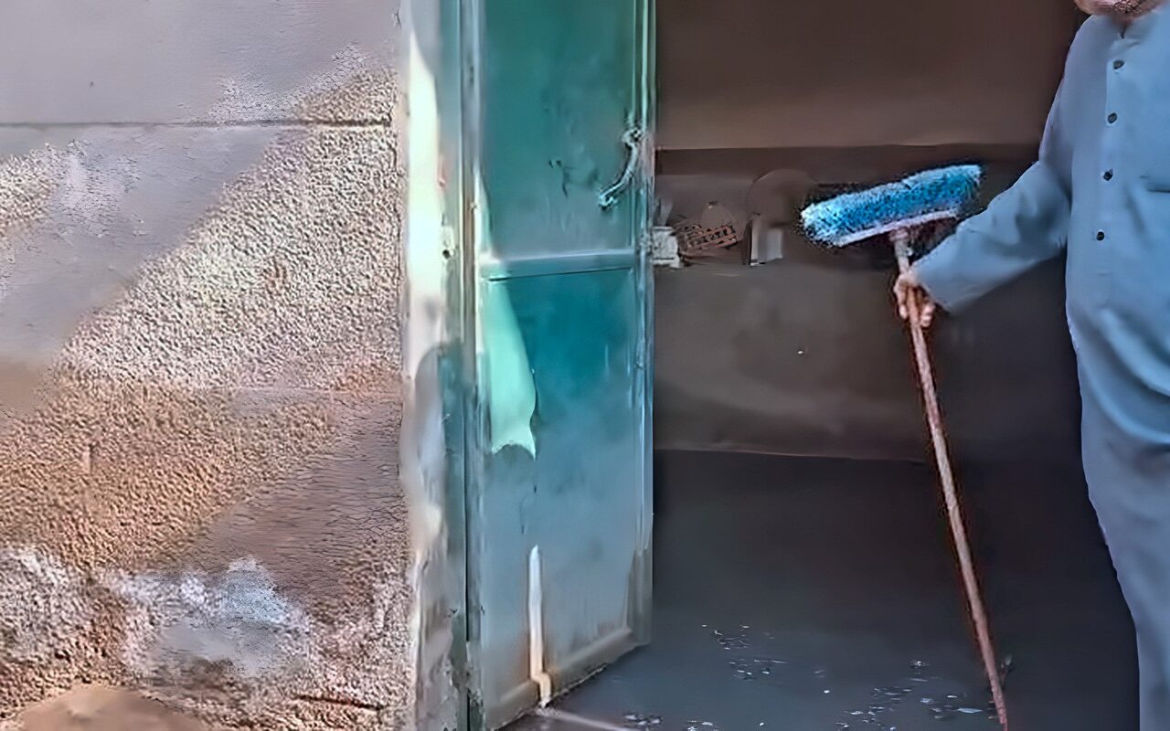 المياه غرقت البيوت والطحالب تحاصر الأهالي، قرية الحصة في طوخ تنتظر الصرف الصحي منذ 6 سنوات (فيديو)