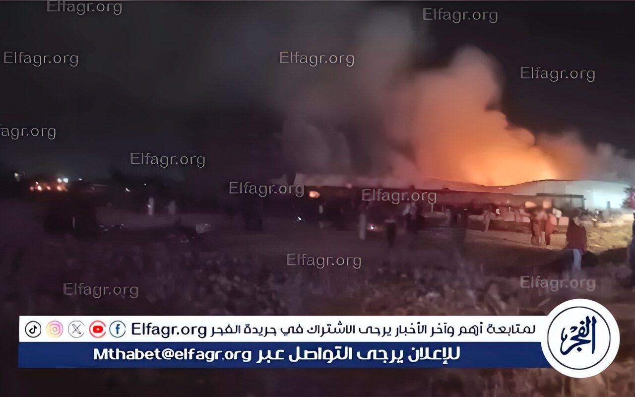 اخماد حريق مخزن اخشاب في البحيرة