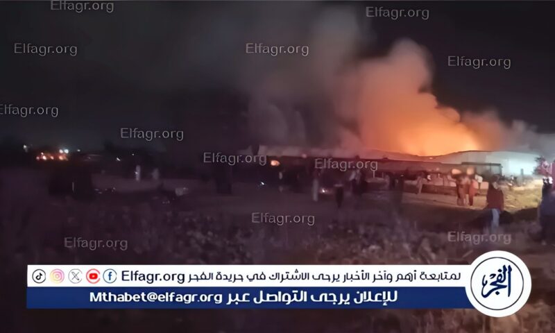 اخماد حريق مخزن اخشاب في البحيرة