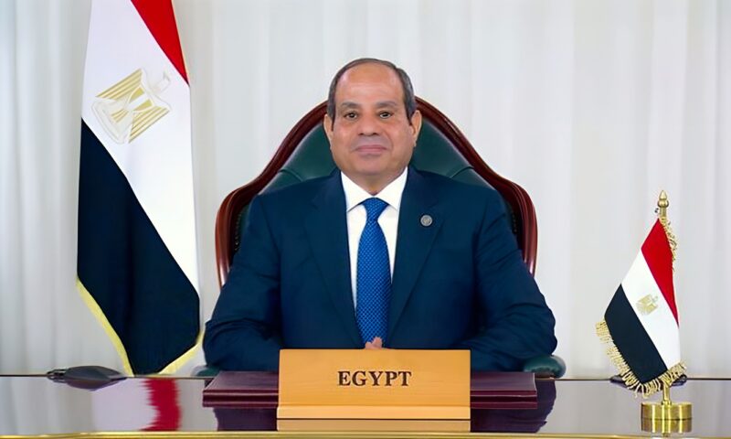 السيسي يطالب المصريين باستمرار اليقظة والحذر