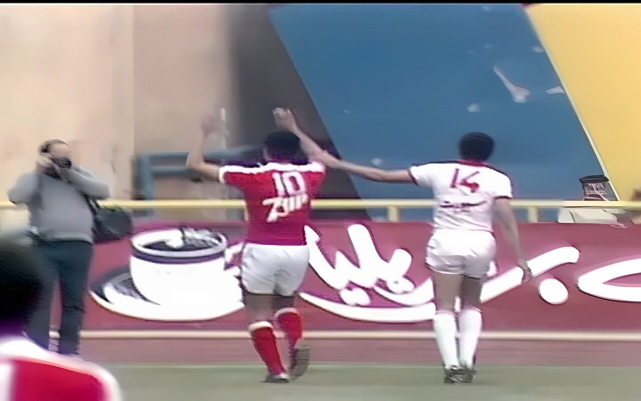 لقطة تاريخية، الخطيب يهدئ الجماهير ويساند حسن شحاتة في مشهد لا ينسى بلقاء القمة 1983 (فيديو)