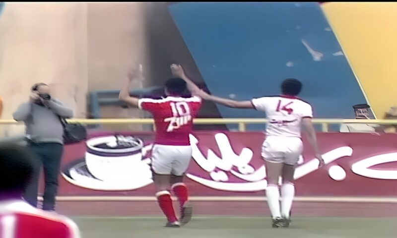لقطة تاريخية، الخطيب يهدئ الجماهير ويساند حسن شحاتة في مشهد لا ينسى بلقاء القمة 1983 (فيديو)