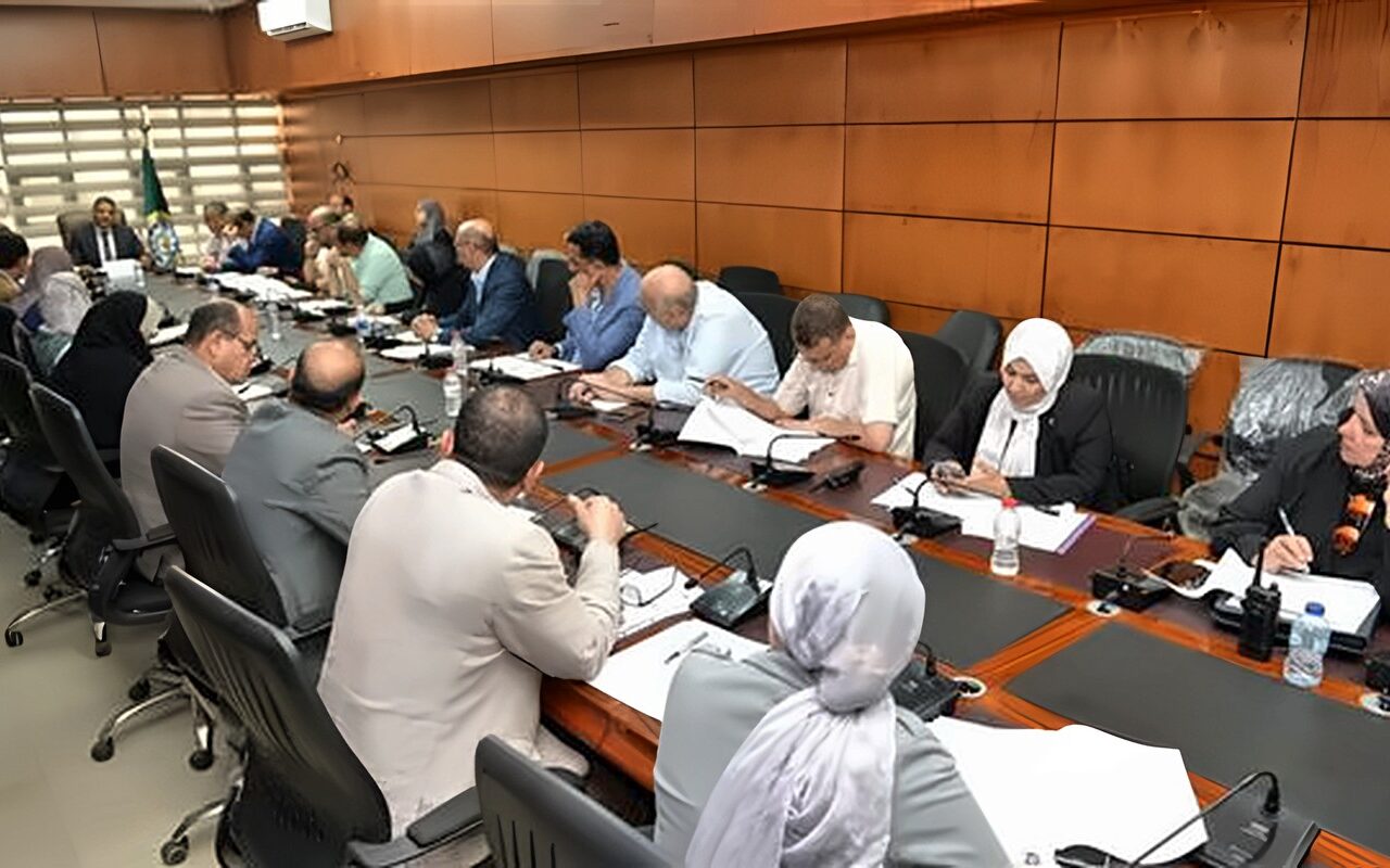 نائب محافظ الدقهلية يعقد اجتماعًا لمتابعة معدلات تنفيذ أعمال رد الشيء لأصله بالمراكز والمدن والأحياء