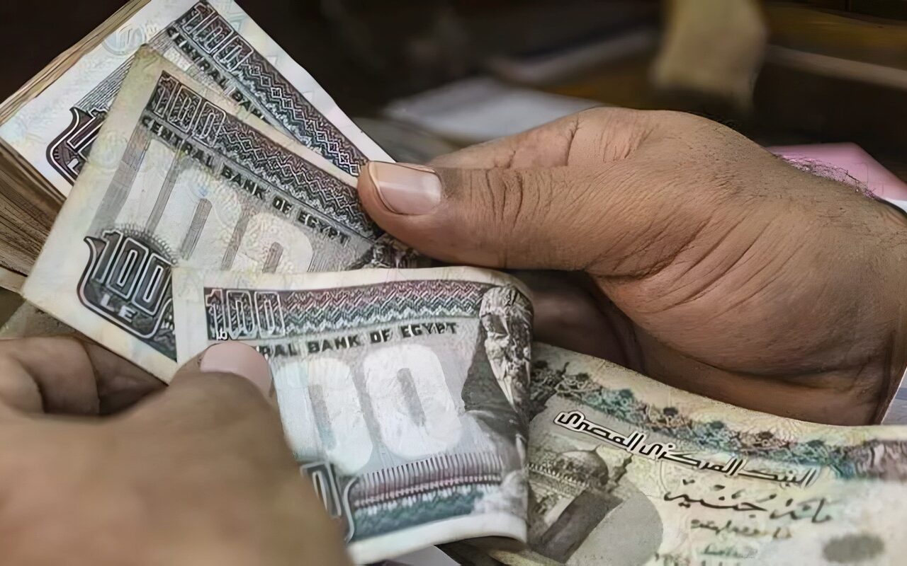 بعد توصية رفع الحد الأدنى للأجور، هل تكفي 15 ألف جنيه لأسرة من 4 أفراد في 2030؟ خبير يجيب