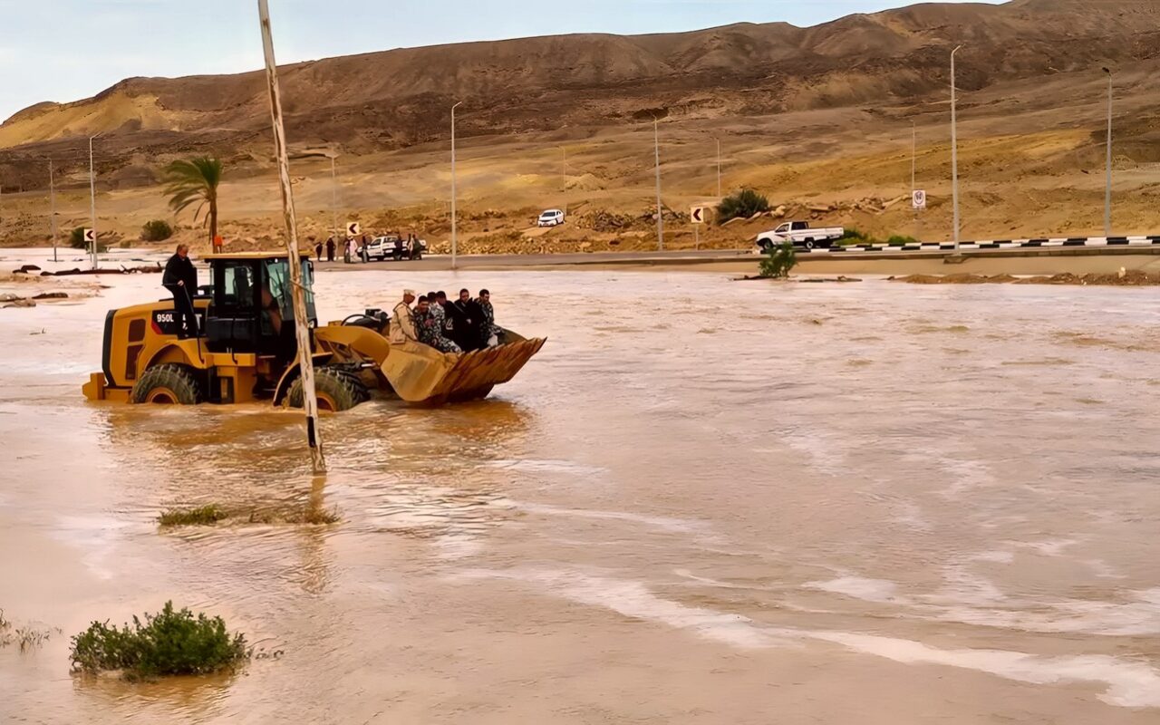السيول تضرب جنوب سيناء، منشآت الحماية وخزانات حصاد الأمطار تنجح في احتجاز المياه (فيديو)