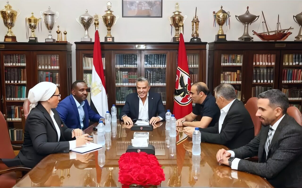 الأهلي يستقبل رئيس رابطة الأندية الأفريقية لبحث سبل التعاون ويهديه قميص النادي (صور)