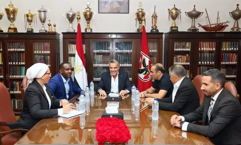 الأهلي يستقبل رئيس رابطة الأندية الأفريقية لبحث سبل التعاون ويهديه قميص النادي (صور)