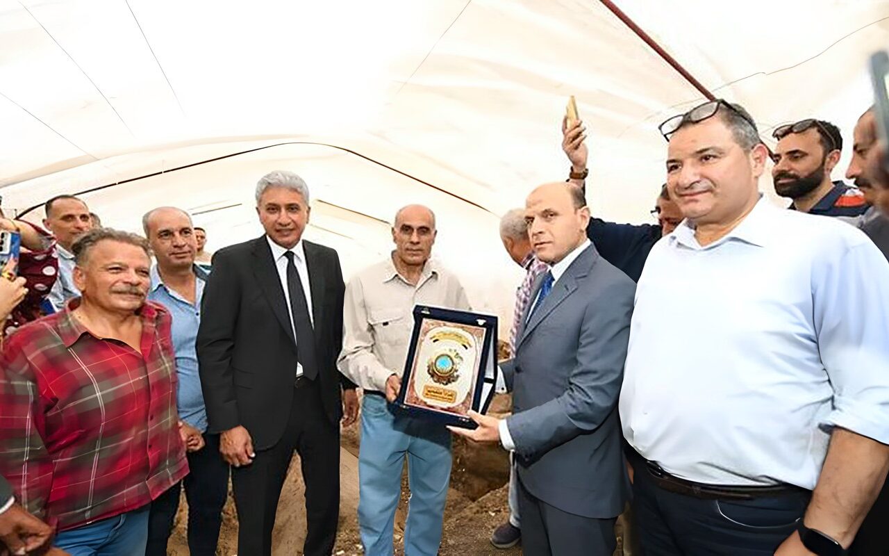 شهادة تكريم ورحلة عمرة من وزارة السياحة لصاحب الإبلاغ عن الكشف الأثري بالغربية