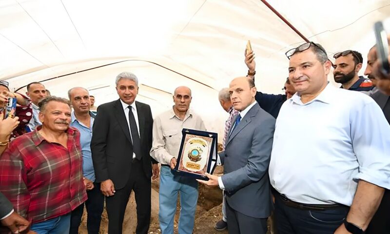 شهادة تكريم ورحلة عمرة من وزارة السياحة لصاحب الإبلاغ عن الكشف الأثري بالغربية