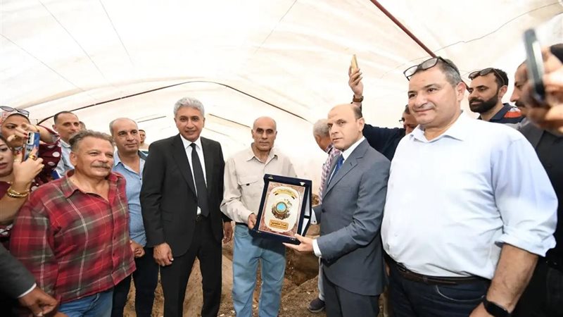 شهادة تكريم ورحلة عمرة من وزارة السياحة لصاحب الإبلاغ عن الكشف الأثري بالغربية