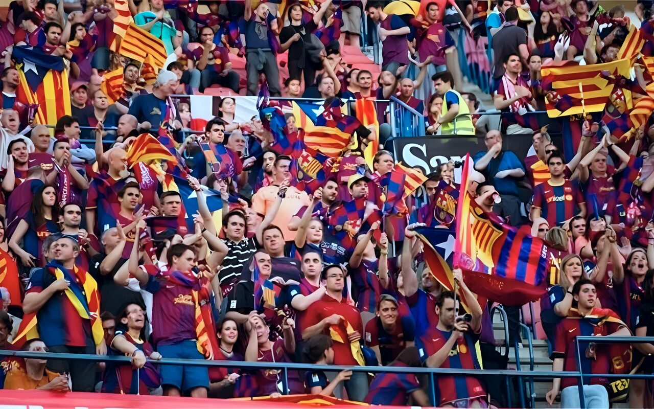 جماهير برشلونة تستفز باريس سان جيرمان وتشعل الشماريخ