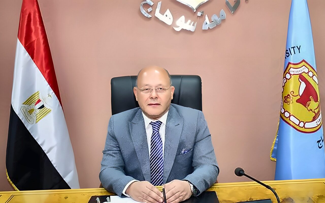 رئيس جامعة سوهاج يعتمد ترقية 2100 من العاملين.. و3800 مستفيد خلال 10 أشهر