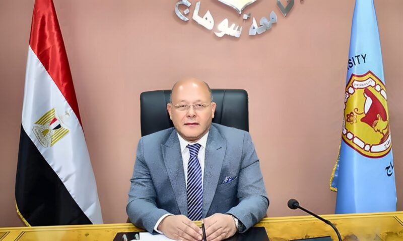 رئيس جامعة سوهاج يعتمد ترقية 2100 من العاملين.. و3800 مستفيد خلال 10 أشهر