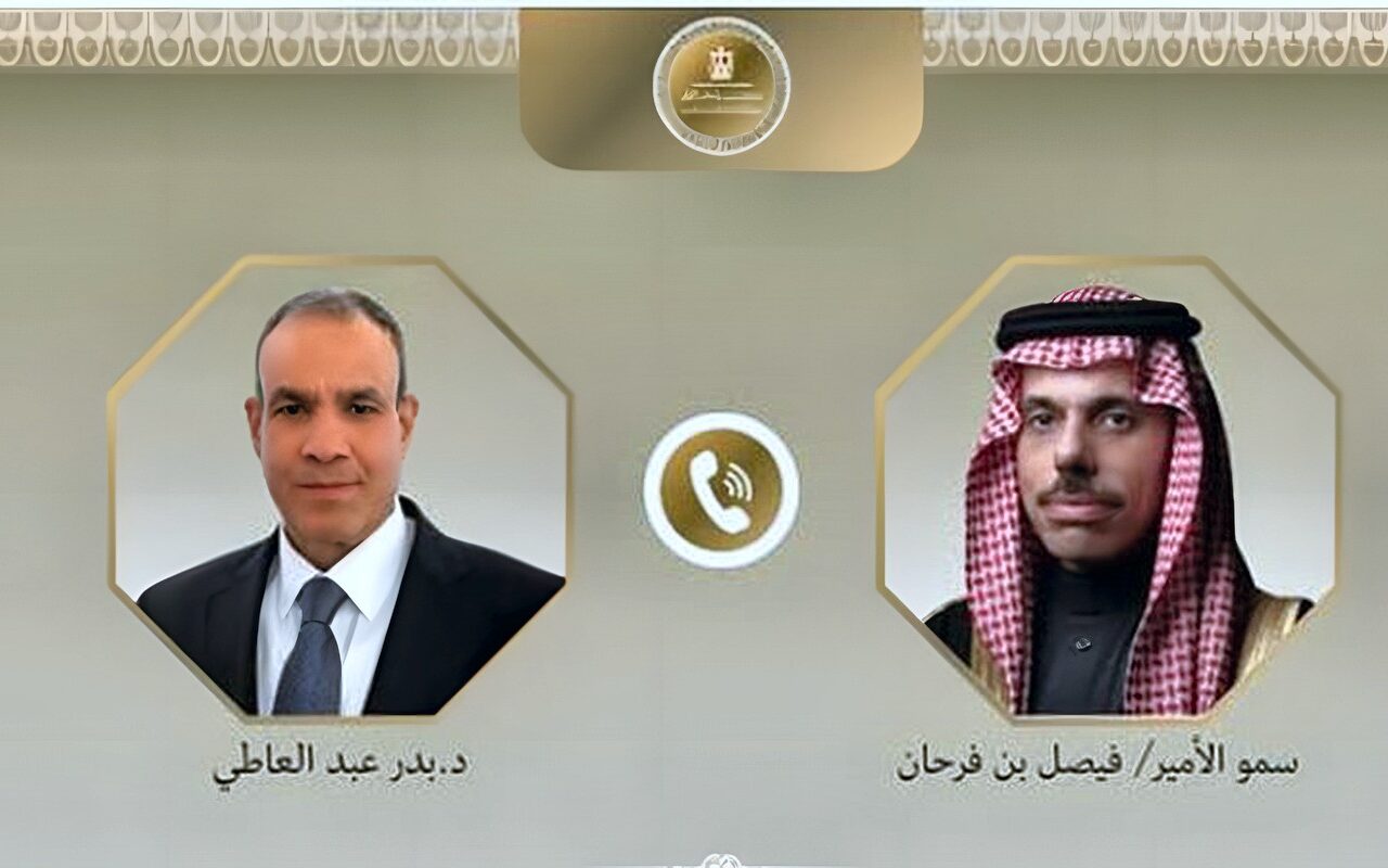 وزير الخارجية يبحث هاتفيا مع نظيره السعودي العلاقات الثنائية وتطورات الأوضاع الإقليمية