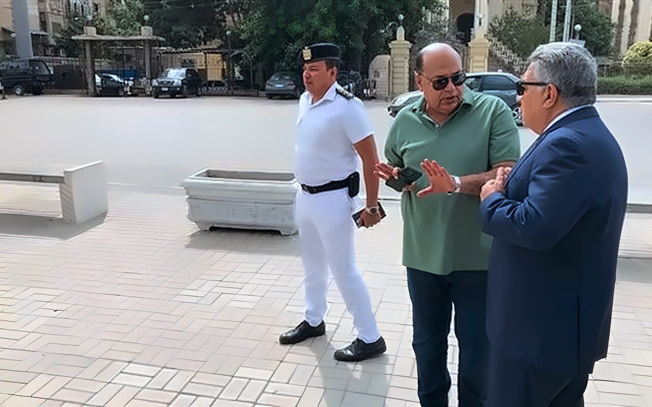 محافظ الدقهلية يتفقد ميدان الطيارة بالمنصورة ويوجه بمنع الإشغالات وتشجير الميدان