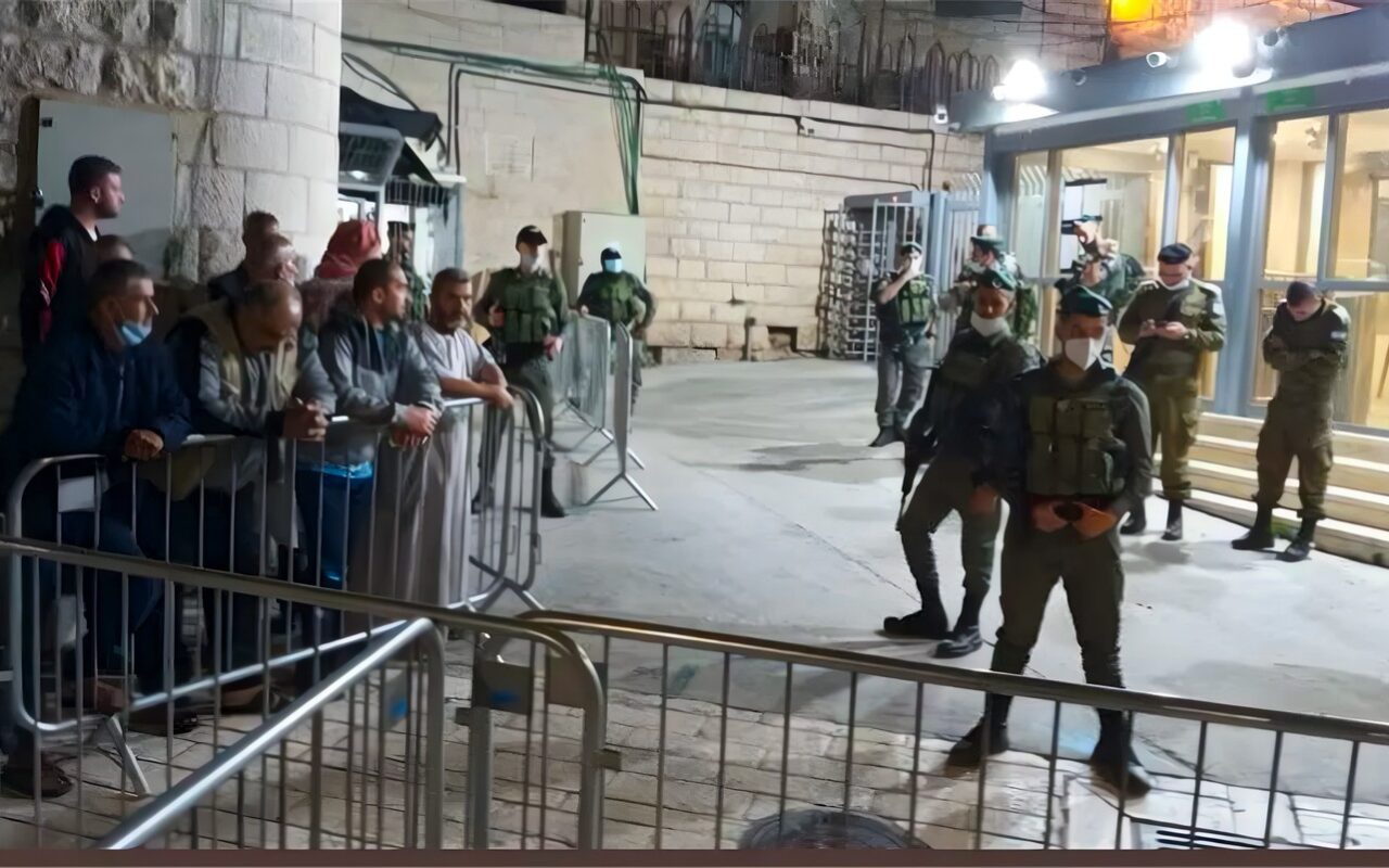 العربية لحقوق الإنسان: إغلاق الضفة والتهجير بالخليل يدللان على تكرار مخطط الإبادة الجماعية