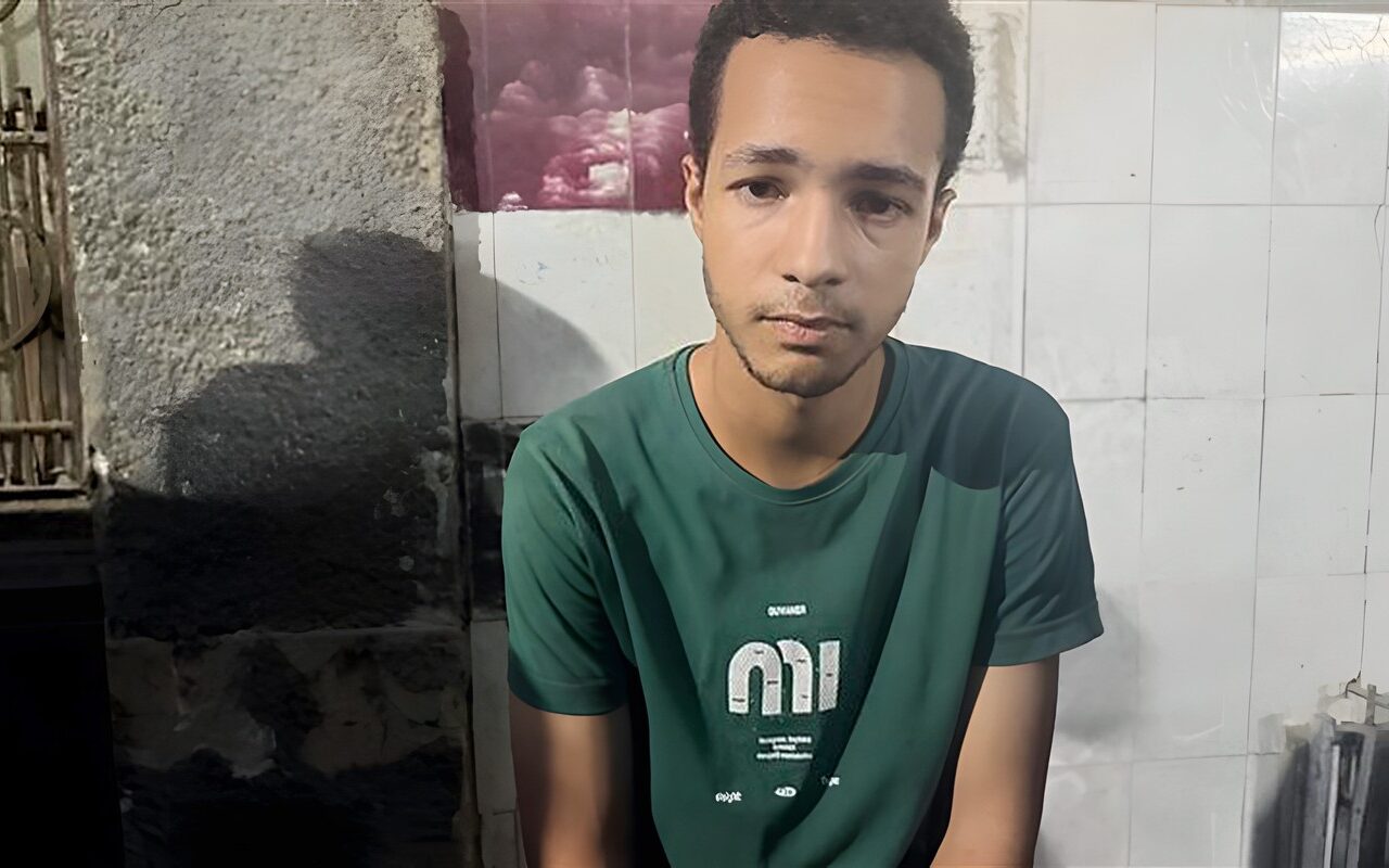 صرخات استغاثة من موقع انهيار عقار حدائق القبة، شاب يناشد المسؤولين إنقاذ أشقائه وجده وجدته