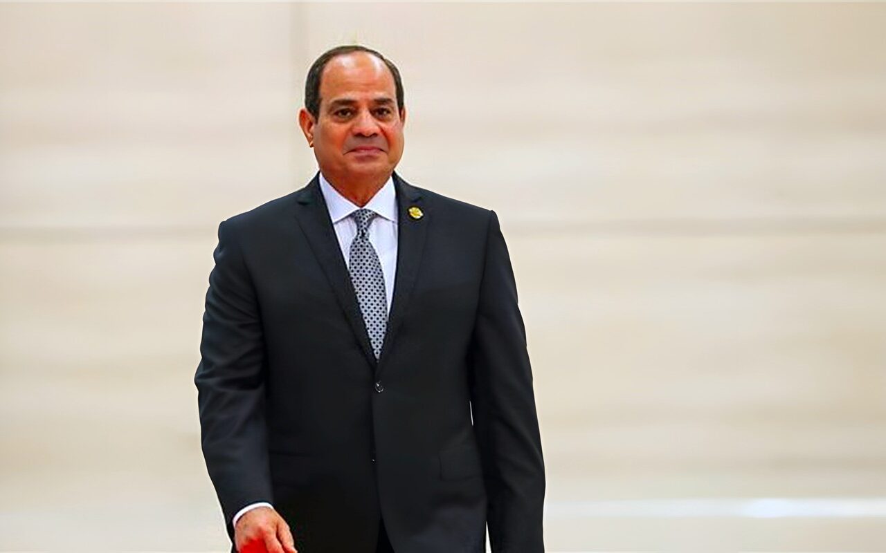 السيسي يكرم عددًا من أبطال حرب أكتوبر المجيدة