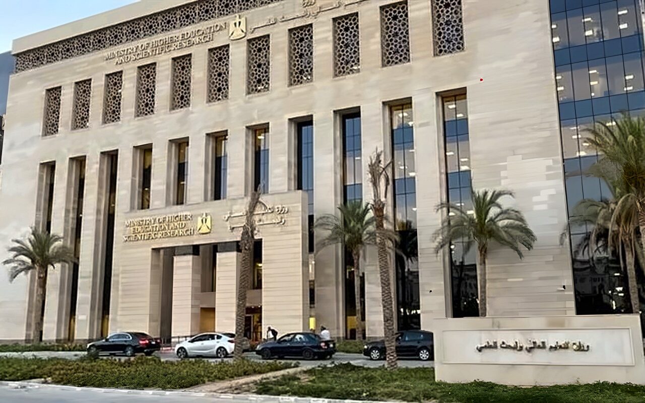 التعليم العالي تغلق 4 كيانات وهمية بالفيوم والجيزة وبني سويف