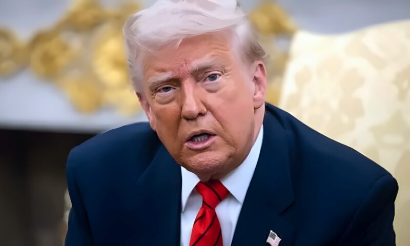 أكسيوس: كبار مساعدي ترامب يجتمعون سرا في كامب ديفيد لمناقشة حرب إيران واليمن