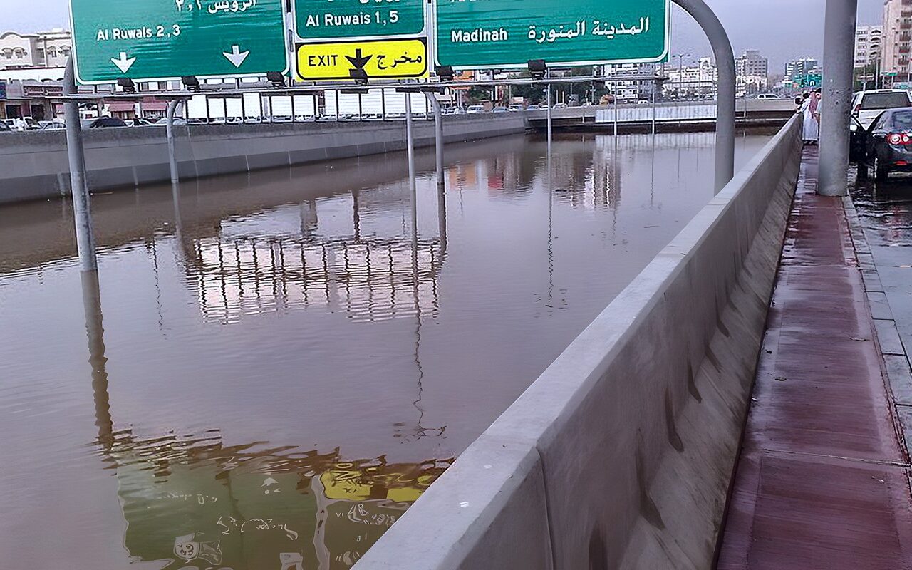 طقس السعودية.. أمطار رعدية غزيرة وسيول تضرب مناطق عدة