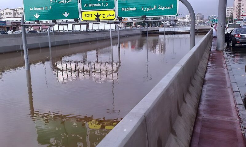 طقس السعودية.. أمطار رعدية غزيرة وسيول تضرب مناطق عدة