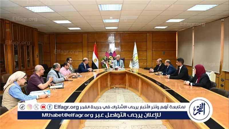 رئيس جامعة أسيوط يستقبل وفد البنك الأهلي ونائبه يشهد تنفيذ تجربة إخلاء عمليًا بكلية آداب