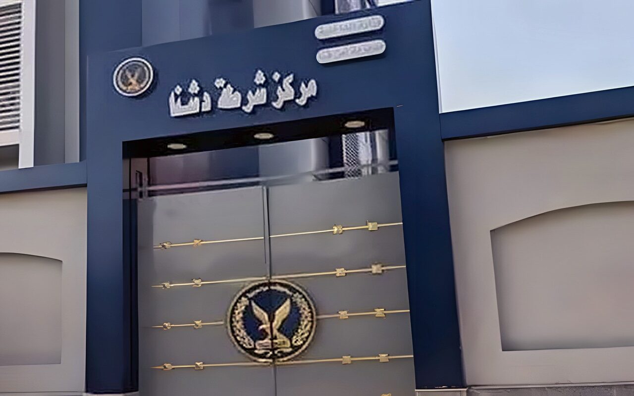 ضربة أمنية في دشنا بقنا، ضبط شخص بحوزته بندقية آلية وذخيرة داخل سيارة أجرة