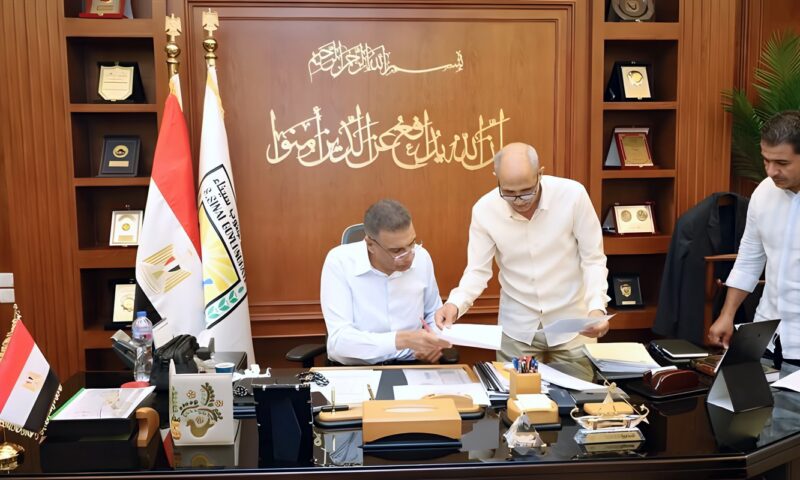 محافظ جنوب سيناء يعتمد عددًا من عقود تقنين أراضي دهب ويوجه بسرعة إكمال الإجراءات