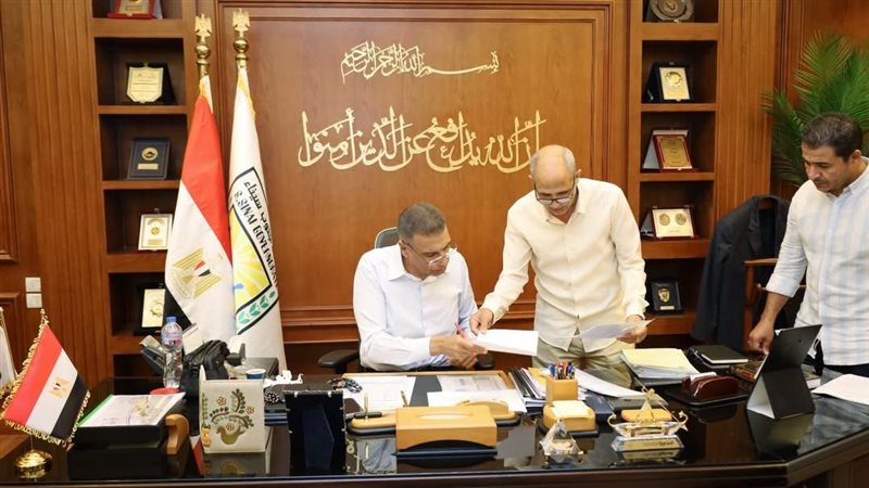 محافظ جنوب سيناء يعتمد عددًا من عقود تقنين أراضي دهب ويوجه بسرعة إكمال الإجراءات