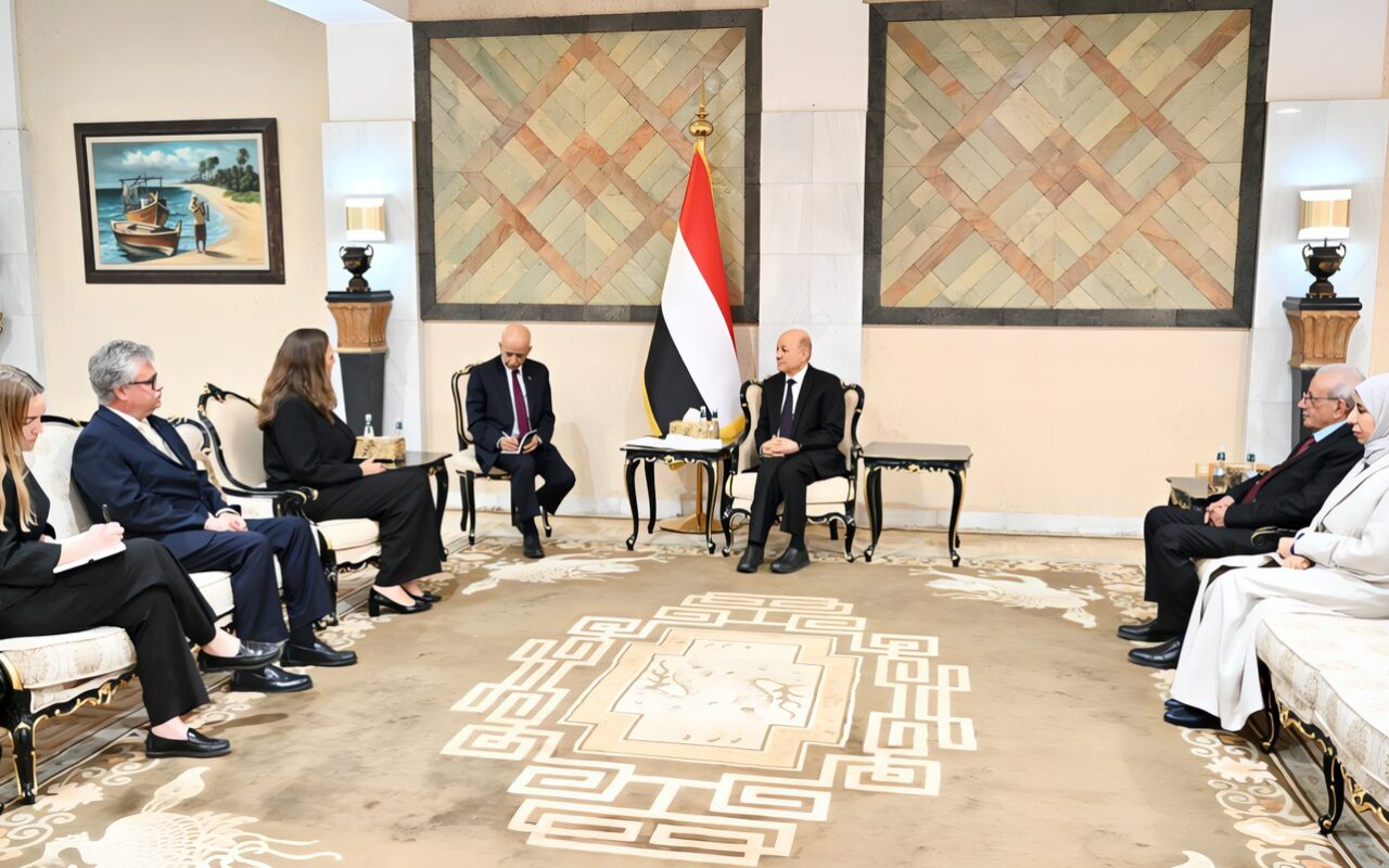 العليمي يدعو إلى تحرك دولي ضد الحوثيين على غرار مواجهة داعش والقاعدة