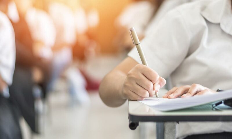 جدل في تونس.. معلمة تفتح “لايف” على تيك توك أثناء الدرس