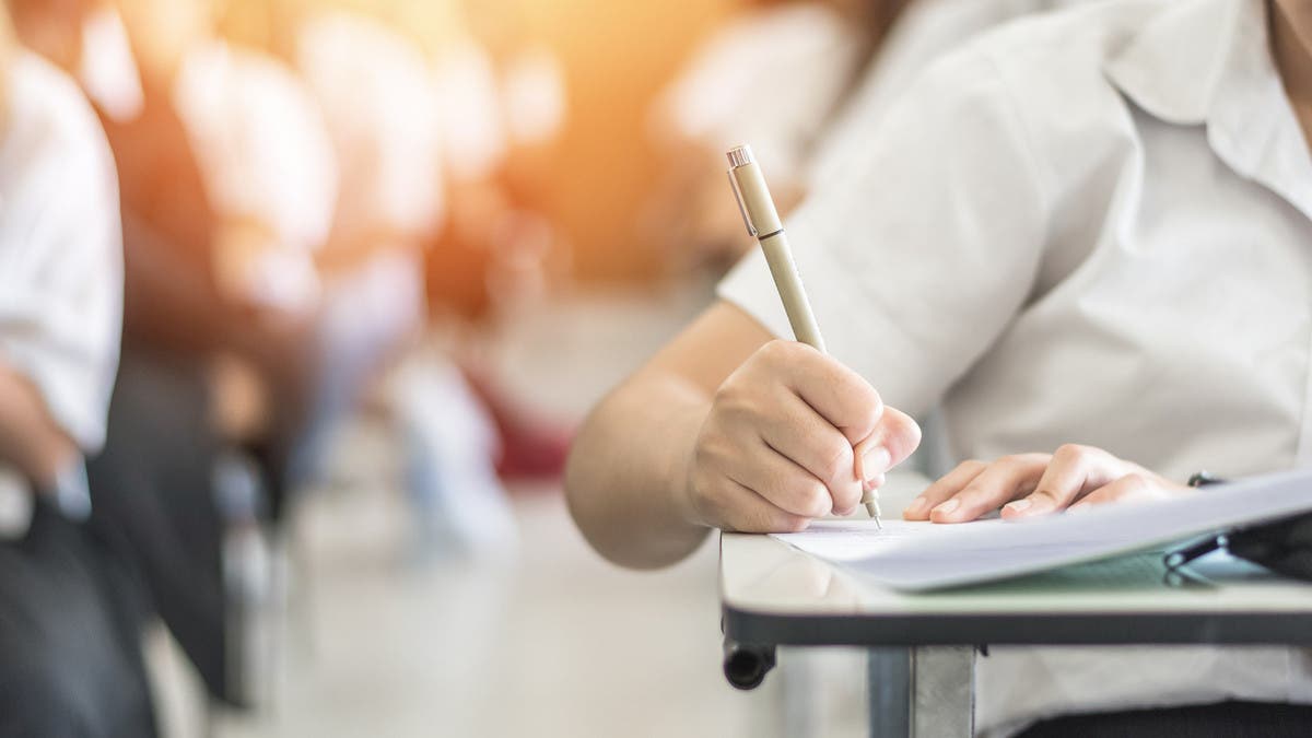 جدل في تونس.. معلمة تفتح “لايف” على تيك توك أثناء الدرس