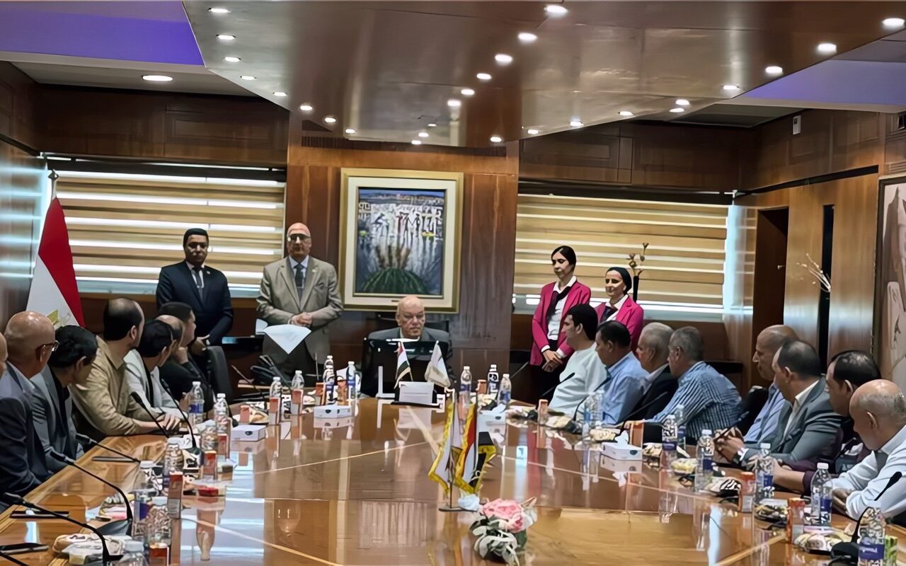 مطار القاهرة يكرم عددا من العاملين بالقطاع الهندسي في صالات السفر