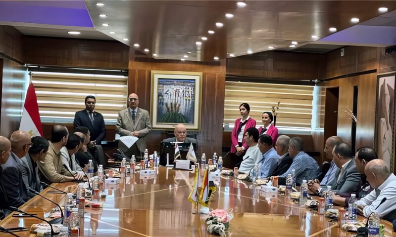 مطار القاهرة يكرم عددا من العاملين بالقطاع الهندسي في صالات السفر