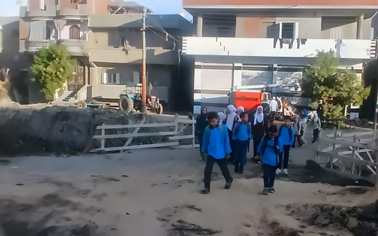 وصلوا المدرسة دون معاناة، تأمين ممشى أعلى ترعة لعبور “تلاميذ الماسورة” بالبحيرة (صور)