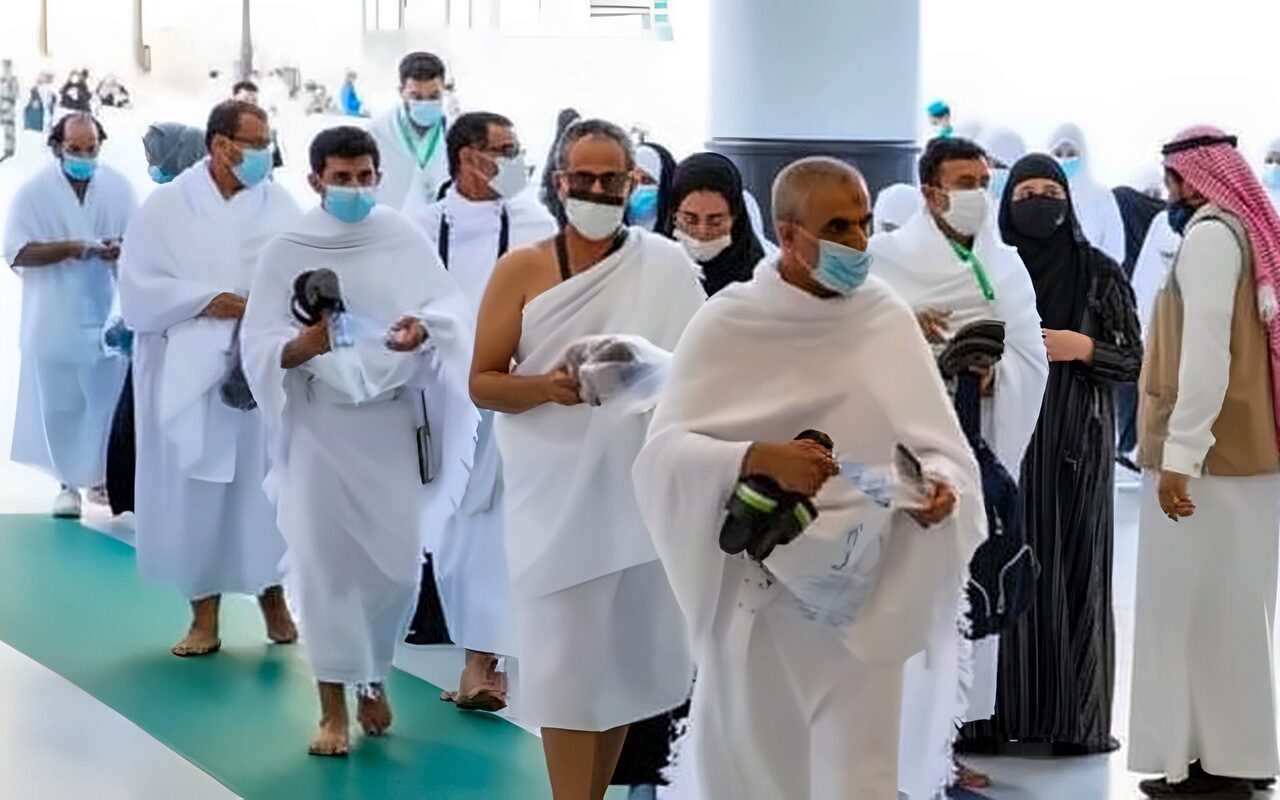 حكم طهارة ملابس الإحرام إذا وقع عليها دم؟.. دار الإفتاء تجيب
