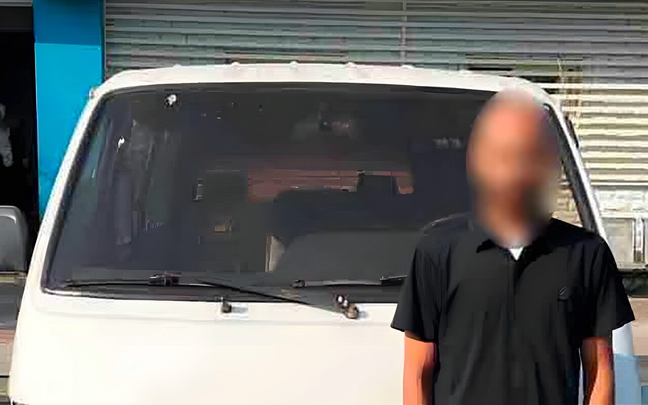 سائق ميكروباص يسير عكس الاتجاه يتسبب في حادث ويفر هاربا بالإسكندرية