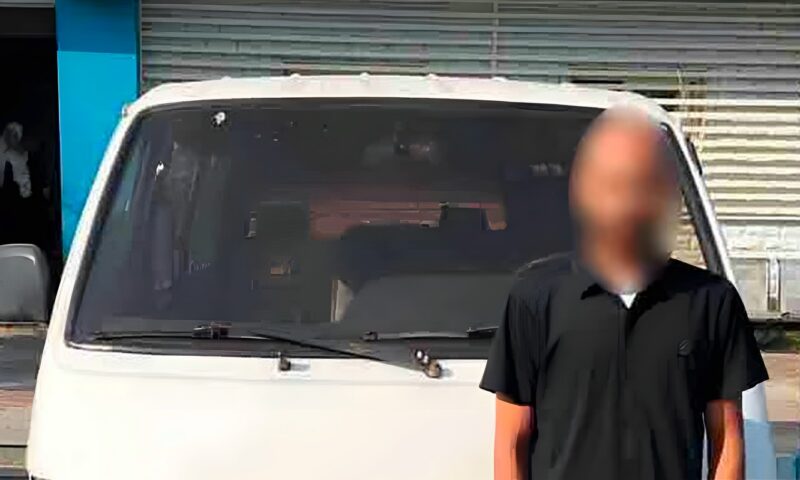 سائق ميكروباص يسير عكس الاتجاه يتسبب في حادث ويفر هاربا بالإسكندرية