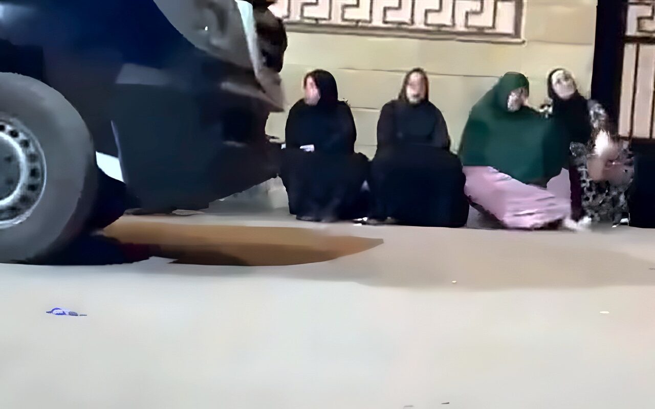 انهيار وحزن أمام المشرحة، أهالي ضحايا حادث كوبري قها ينتظرون استلام جثامين ذويهم