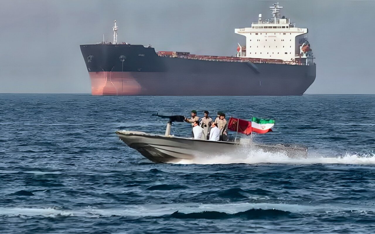 “فارس” الإيرانية: السفن الـ 4 المستهدفة شمالي الخليج أمريكية أو تنقل شحنات لواشنطن