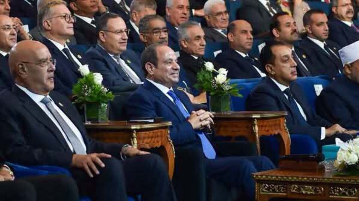 السيسي يحذر من الإفراط في مواقع التواصل.. ويستشهد بأحفاده